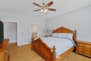 Una cama o camas en una habitación de 3 Bedroom Home in Lake Charles