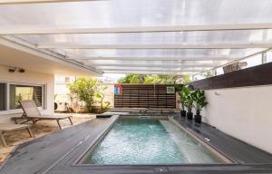Bazén v ubytovaní Rafia Loft Loutraki - Heated Pool & Billiard I Beach alebo v jeho blízkosti