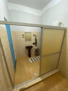 a small bathroom with a toilet in a room at Hostel e Camping da Cris in Carolina