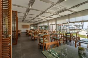 a dining room with tables and chairs in a restaurant at Prestige Victoria in Roses
