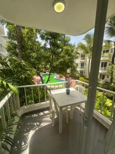 Bazén v ubytování PARADISE STUDIOS with TROPICAL POOL and BEACH ACCESS nebo v jeho okolí
