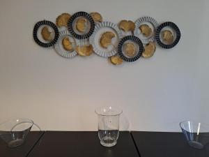a heart made out of plates on a wall at Vistamare in Marina di Cecina