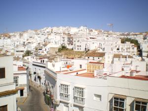 widok na miasto z białymi budynkami w obiekcie Hotel La Fonda del Califa w mieście Arcos de la Frontera