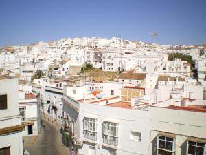 uma vista para uma cidade com edifícios brancos em Hotel La Fonda del Califa em Arcos de la Frontera