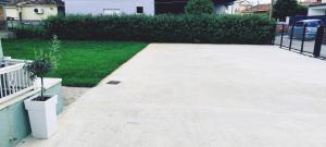 a concrete driveway in front of a house at Ghini Venes 2 Καλώς ήλθες in Tríkala