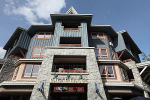 ein großes blaues Gebäude mit einem Schild drauf in der Unterkunft Town Plaza Suites in Whistler