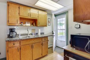 Dapur atau dapur kecil di Walk to Saylors Lake Townhome with Shared Perks! +16 gambar