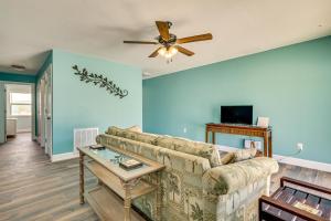 Μια τηλεόραση ή/και κέντρο ψυχαγωγίας στο So Close to Coast Walkable Fort Myers Beach Unit!