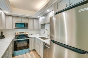 Η κουζίνα ή μικρή κουζίνα στο So Close to Coast Walkable Fort Myers Beach Unit!