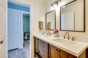 Ένα μπάνιο στο So Close to Coast Walkable Fort Myers Beach Unit! +18 φωτογραφίες