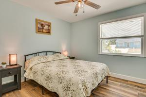 Ένα ή περισσότερα κρεβάτια σε δωμάτιο στο So Close to Coast Walkable Fort Myers Beach Unit!