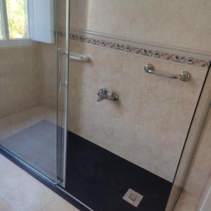 une cabine de douche avec une porte en verre et une douche. dans l'établissement Casa Carreta, à Serres 14 autres photos