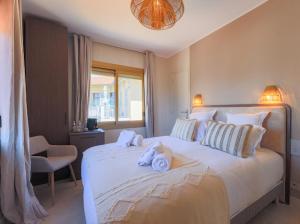 Postel nebo postele na pokoji v ubytování Hôtel Lou Juan