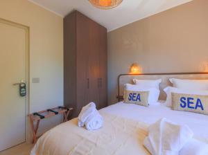 Postel nebo postele na pokoji v ubytování Hôtel Lou Juan