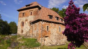 un antiguo edificio de ladrillo con techo en The knight's castle Zamek Rycerski B&B, en Witków