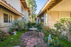 un patio con tavolo e sedie in un cortile di The Fairways a Nipomo