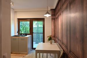 Kuchyň nebo kuchyňský kout v ubytování Signature Urban Studio with Garden & Private Garage