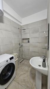 Gambar di galeri bagi 3 Modern Apartments for big groups or families di Orikum +5 gambar