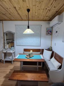 a living room with a table and a couch at Departamento cercano al Aeropuerto sin Cochera in Cordoba