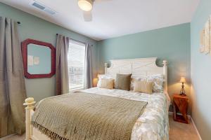 Ένα ή περισσότερα κρεβάτια σε δωμάτιο στο Millville By The Sea --- 23554 Bonfire Wy +52 φωτογραφίες