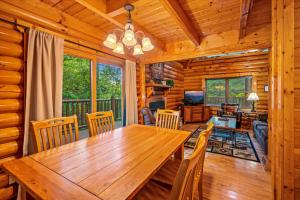 een eetkamer met een houten tafel en stoelen bij Mountain Magic Holiday home in Gatlinburg