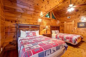 een slaapkamer met twee bedden in een blokhut bij Mountain Magic Holiday home in Gatlinburg