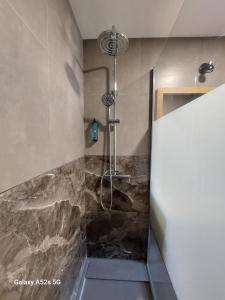 Et badeværelse på Highrise Madalenas Apartment