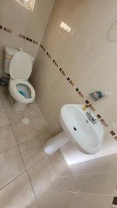 une salle de bain avec toilettes et lavabo dans l'établissement Casa Garcia Lomas, à Ciudad Valles