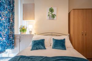 Giường trong phòng chung tại Spacious home in Newcastle Under Lyme with Parking