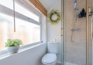 Phòng tắm tại Spacious home in Newcastle Under Lyme with Parking