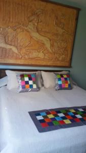 サンティアゴにあるApartopのベッド1台(枕2つ、木製のヘッドボード付)