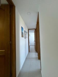 コベニャスにあるApartamento Caribe Coveñasの廊下