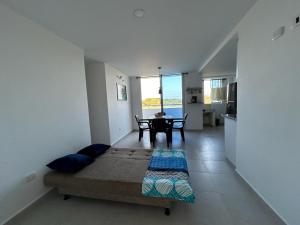 コベニャスにあるApartamento Caribe Coveñasのベッドとテーブルのある寝室
