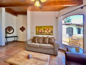Posezení v ubytování Puerto Nuevo Surf Casita Encanto 1BR with pool