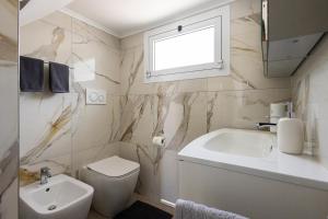 La salle de bains est pourvue d'un lavabo, de toilettes et d'une fenêtre. dans l'établissement Villa Solaris, à Sanremo 80 autres photos