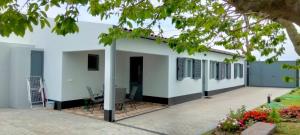 Casa con paredes blancas y patio en Casa Belém 5, en Ponta Delgada