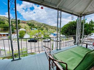 d'un balcon avec une table et des chaises offrant une vue sur la rue. dans l'établissement The Bisbee Yacht Club, à Bisbee
