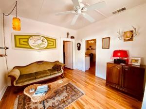 un salon avec un canapé et un ventilateur de plafond dans l'établissement The Bisbee Yacht Club, à Bisbee