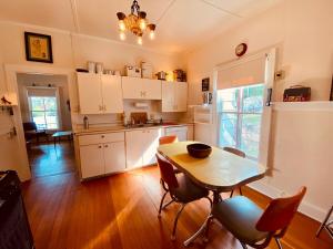 une cuisine avec une table et des chaises dans une pièce dans l'établissement The Bisbee Yacht Club, à Bisbee