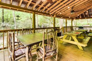 Φωτογραφία από το άλμπουμ του 5 Mi to Unicoi State Park and Lake Hot Tub Haven! σε Sautee Nacoochee
