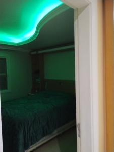 Ένα ή περισσότερα κρεβάτια σε δωμάτιο στο Apto ótima localização +5 φωτογραφίες