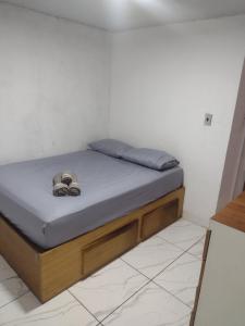 a small bed in a room with a mattress at Casa com 2 quartos in Rio das Ostras