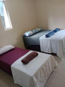 ein Zimmer mit zwei Betten und einem Kissen auf einem Tisch in der Unterkunft Apartamento 20m Parque do Povo in Campina Grande