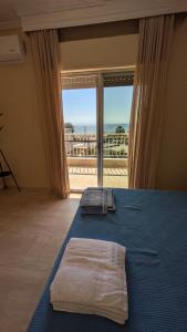 Katil atau katil-katil dalam bilik di Beachfront Apartment