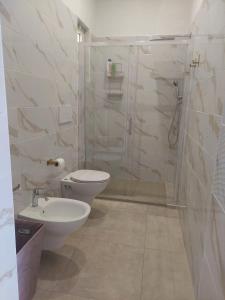 ein Badezimmer mit Dusche, Toilette und Waschbecken in der Unterkunft Casa vacanze Nonna Anna in Montesilvano