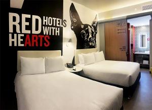 Rúm í herbergi á Radisson RED Miraflores