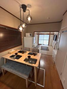 大阪市にある3LDK Entire house for rent 3 bedrooms, 2 toilets, and parking lot! Close to the station, USJ, and Expo!のキッチン、リビングルーム(テーブル付)、