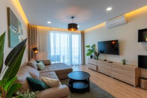 TV a/nebo společenská místnost v ubytování Lakeside Panorama Apartment 115