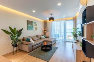 TV a/nebo společenská místnost v ubytování Lakeside Panorama Apartment 115