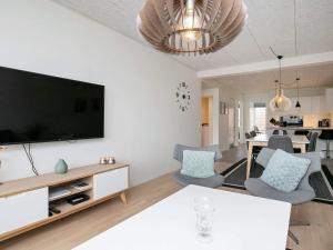 TV a/nebo společenská místnost v ubytování 8 person holiday home in Ringkøbing
